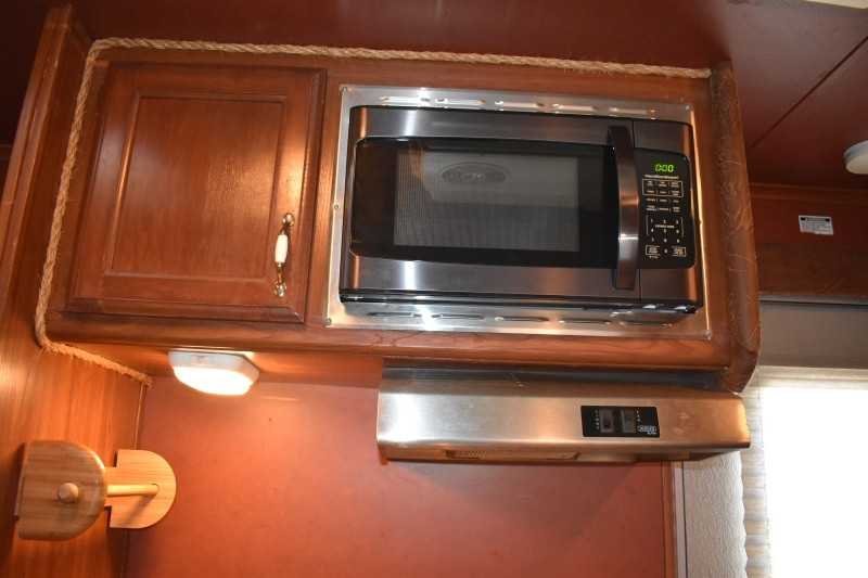 2006 Exiss 7407LQ 4 Horse Trailer with 7' Short Wall - Image 10