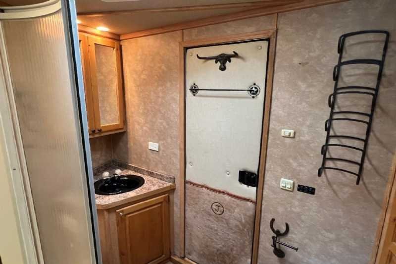 2006 Featherlite 8412LQ 4 Horse Trailer with 12' Short Wall - Image 23