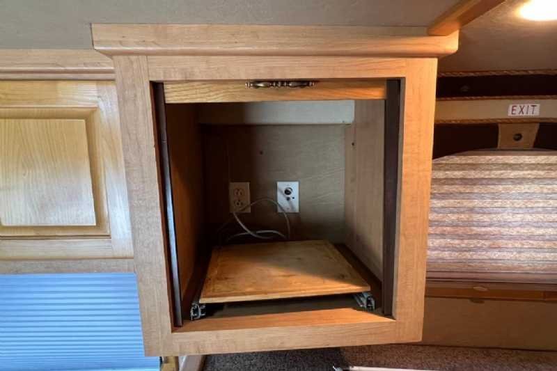 2006 Featherlite 8412LQ 4 Horse Trailer with 12' Short Wall - Image 21