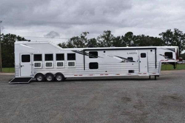 2021 Lakota BigHorn 8519TBB 5 Horse Trailer with 19' Short Wall - Image 3