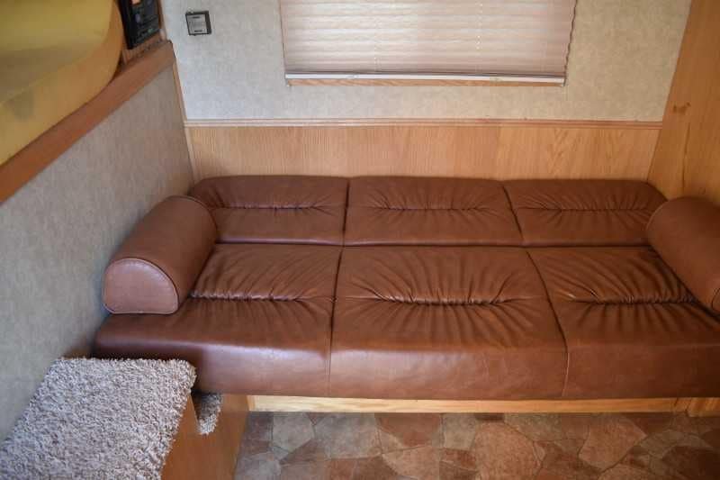 2006 Platinum 8410LQ 4 Horse Trailer with 9' Short Wall - Image 11