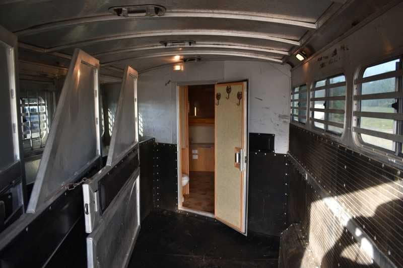 2006 Platinum 8410LQ 4 Horse Trailer with 9' Short Wall - Image 27