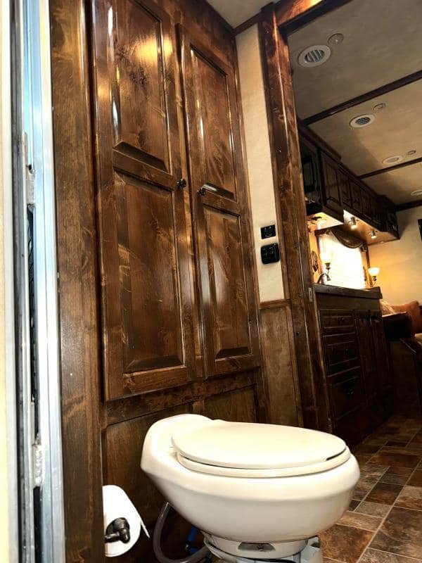 2011 Platinum Coach 4 Horse 15 SW Rear Load Horse Trailer - Image 22