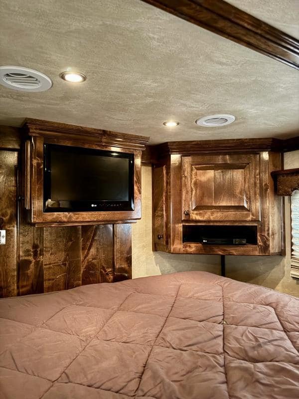 2011 Platinum Coach 4 Horse 15 SW Rear Load Horse Trailer - Image 14