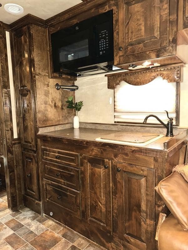 2011 Platinum Coach 4 Horse 15 SW Rear Load Horse Trailer - Image 19