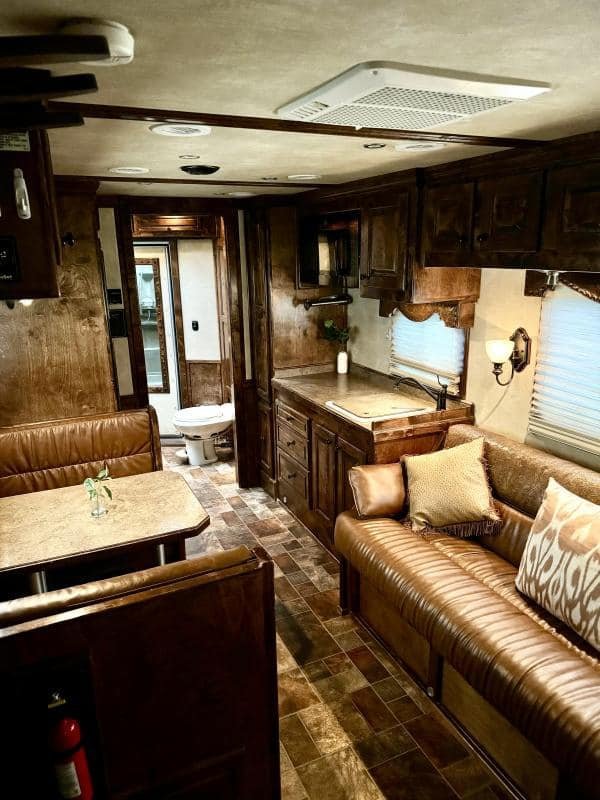 2011 Platinum Coach 4 Horse 15 SW Rear Load Horse Trailer - Image 15