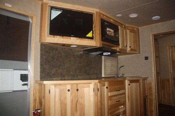 2019 Lakota Charger 4 Horse LQ with 15' Short Wall - Image 20