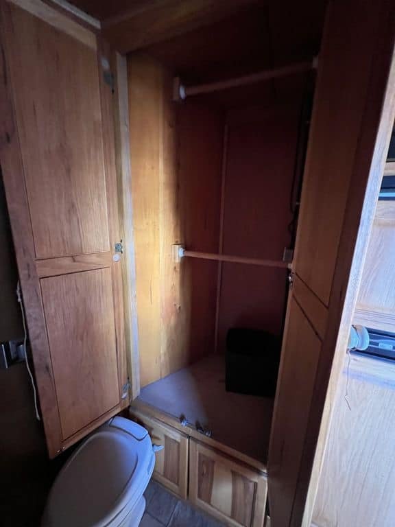 2007 Platinum Coach 8310 LQ 3 Horse - Image 28