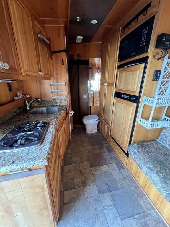 2007 Platinum Coach 8310 LQ 3 Horse - Image 22