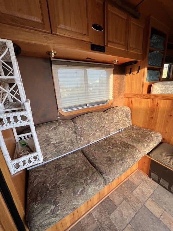 2007 Platinum Coach 8310 LQ 3 Horse - Image 21