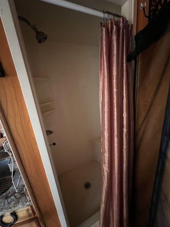 2007 Platinum Coach 8310 LQ 3 Horse - Image 29