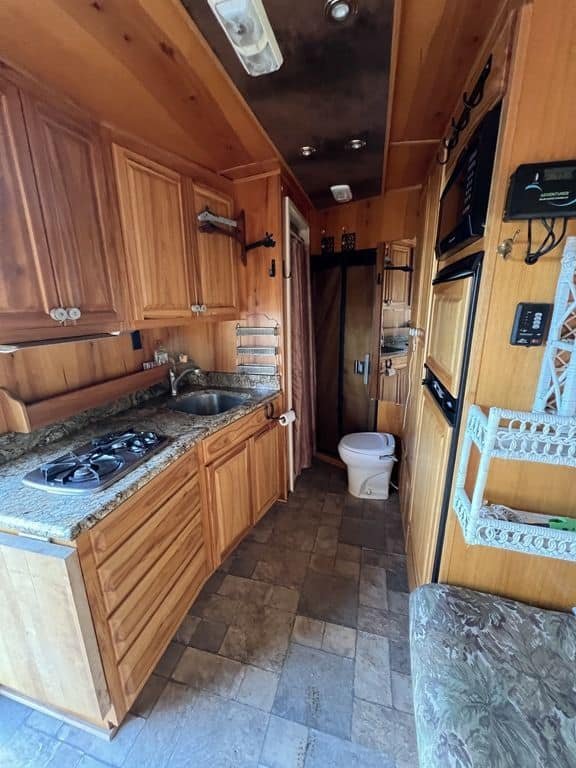 2007 Platinum Coach 8310 LQ 3 Horse - Image 24