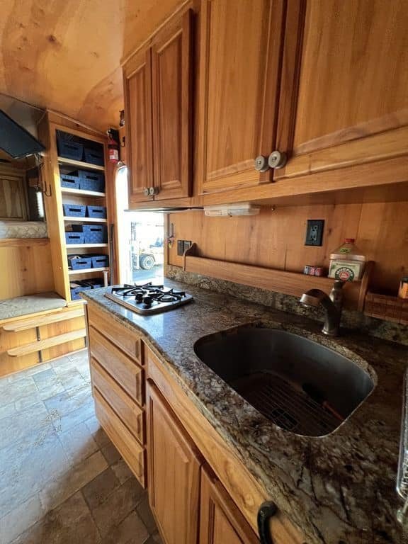 2007 Platinum Coach 8310 LQ 3 Horse - Image 32