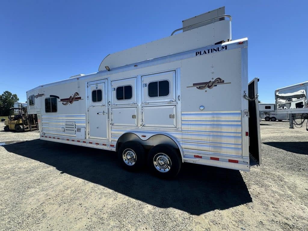 2007 Platinum Coach 8310 LQ 3 Horse - Image 4