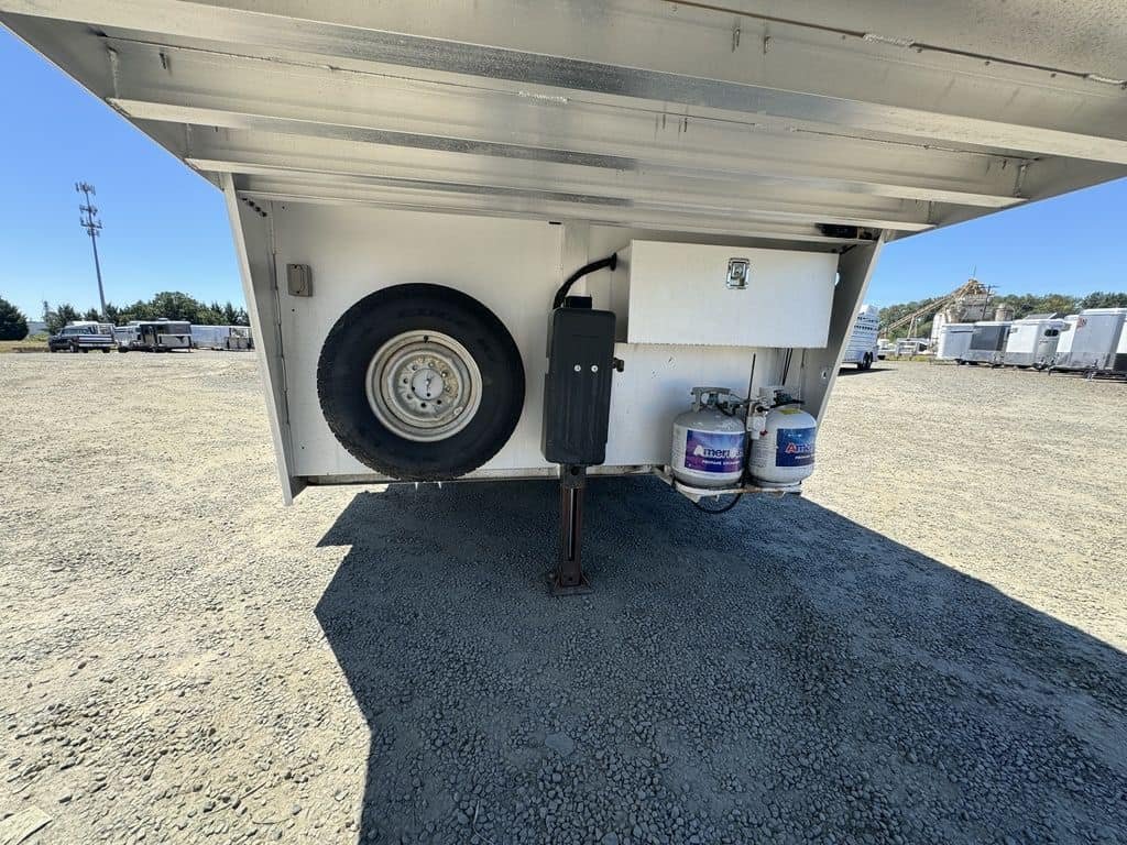 2007 Platinum Coach 8310 LQ 3 Horse - Image 9