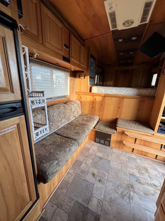 2007 Platinum Coach 8310 LQ 3 Horse - Image 33